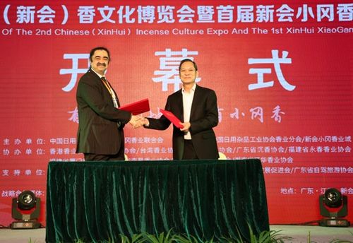 图为小岗与皮艾仕梵兄贸易签订《推广小冈香和天然檀香产品